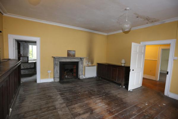 chs09070-1 58 High St Caecady House doctors surgery .jpg