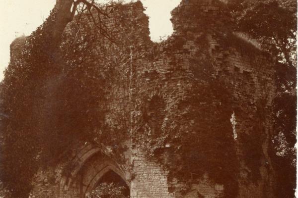 chs09186 St Quentins castle 1905.jpg