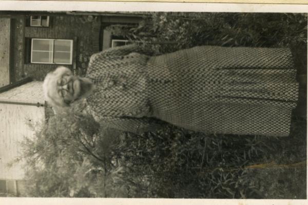 chs09296 x044 Margaret Brown in Caxton House garden 1951.jpg