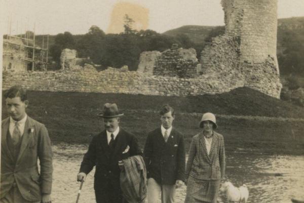 chs09302 x044 Brown family at Ogmore.jpg