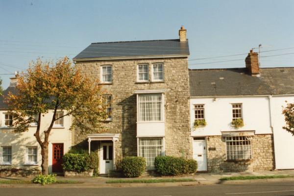 chs09355 x045 Ivy House and 23 Westgate ca 1994.jpg