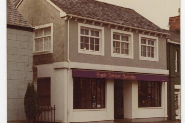 chs09510 48a Eastgate Royale Kitchens Cowbridge.jpg